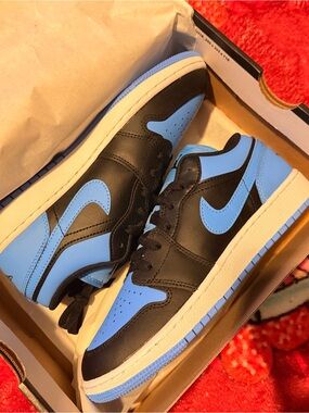 Nike Low-Top Sneaker - Black & Light Blue